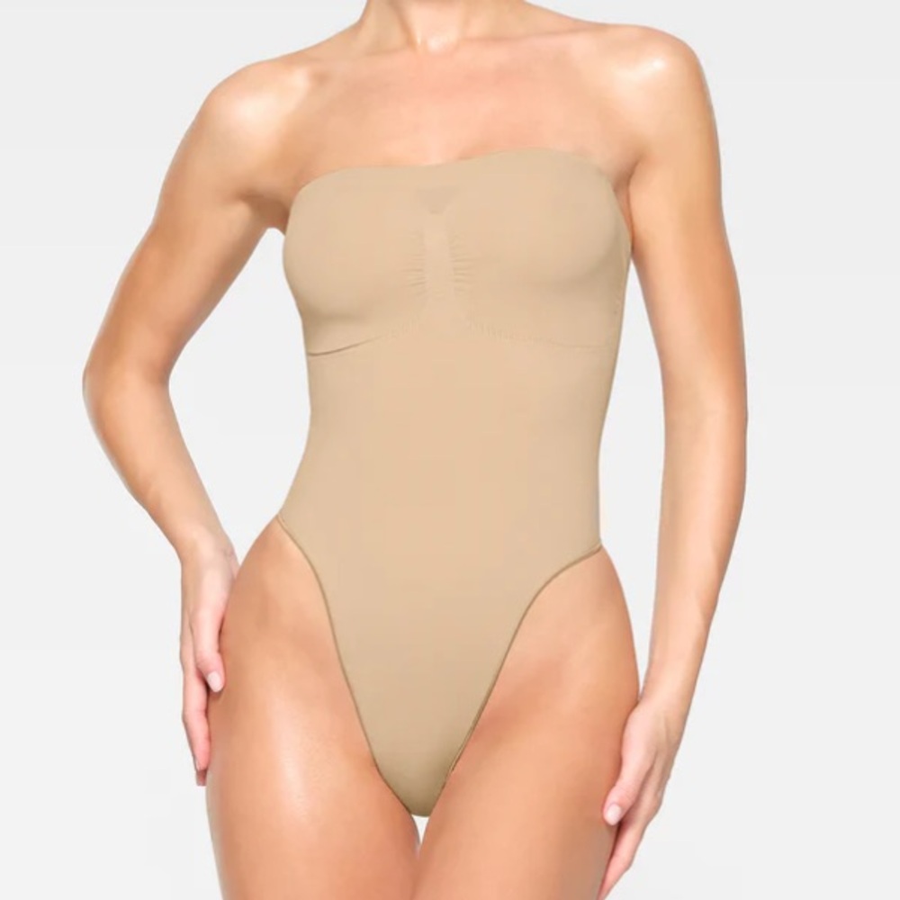 SKIMS ⌛️ SEAMLESS SCULPT STRAPLESS THONG BODYSUIT